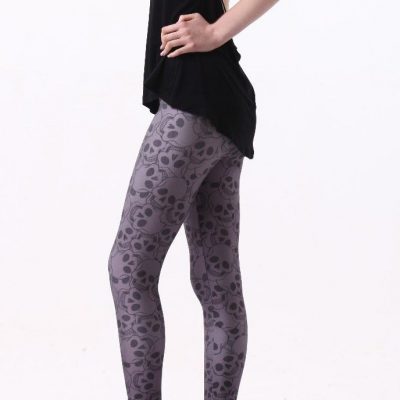 LEGGINS GRIS CON CALAVERAS NEGRAS